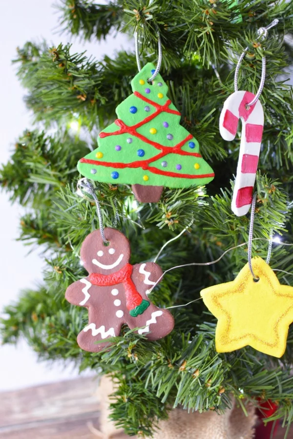 Salzteig machen Deko Ornamente zu Weihnachten aus Salzteig backen damit den Christbaum schmücken