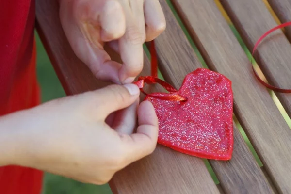 rote Herzen aus Salzteig machen Herzen Girlande basteln zum Valentinstag Salzteig DIY Ideen