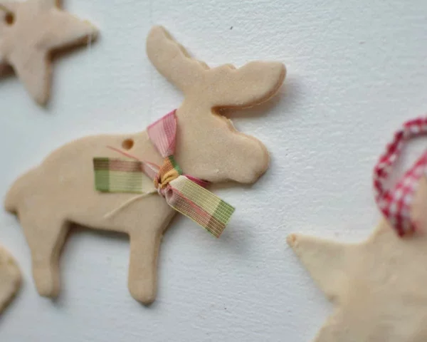 Rudolf aus Salzteig machen einen Hirch basteln zu Weihnachten als Weihnachtsdeko aufhängen