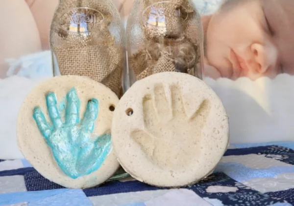 Baby Handabdruck aus Salzteig machen DIY Ideen zum Verlieben
