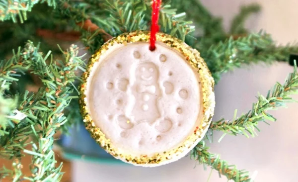 kleines Ornament aus Salzteig machen den Weihnachtsbaum schmücken Blickfang 