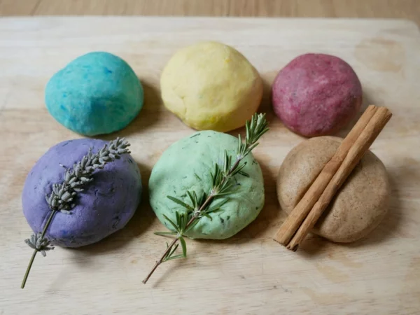 Salzteig machen Salzteig färben natürliche Farbtöne Lebensmittelfarbe Salzteig Ideen