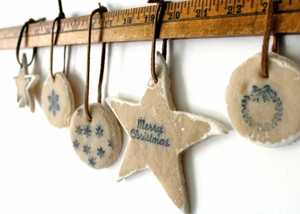 Christmas Aufhänger aus Salzteig machen Sternchen runde Ornamente zu Weihnachten basteln 