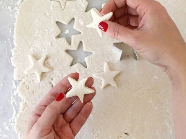 Salzteig machen aus Sternchen Girlande basteln Teig ausstechen backen dekorative Ideen