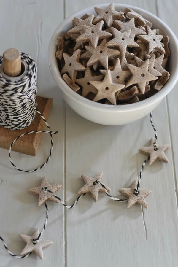 Sternchen Girlande basteln zu Weihnachten Salzteig machen Ornamente backen 