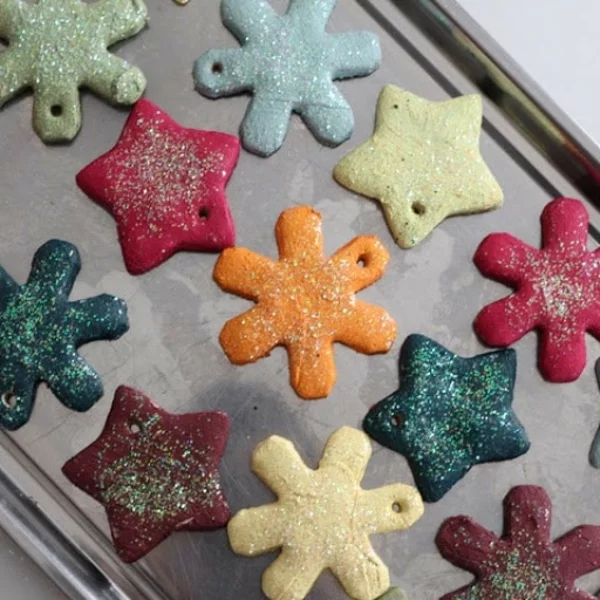 dekorative Ornamente aus Salzteig machen färben und versiegeln Sterne Schneeflocken 