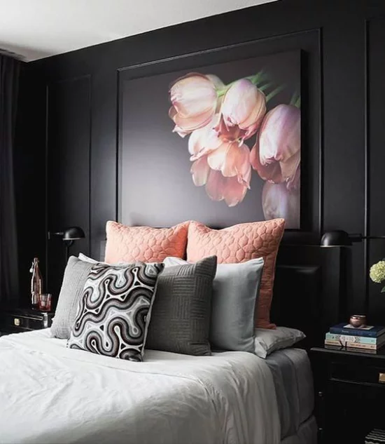 Schlafzimmer Ideen in Schwarz und Rosa dunkle Wand Bild rosa Tulpenr