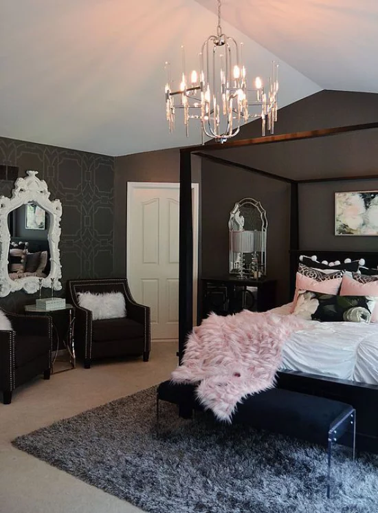 Schlafzimmer Ideen in Schwarz und Rosa dunkle Wand Kronleuchter grauer Teppich Spiegel rosa Wurfdecke aus Kunstpelz