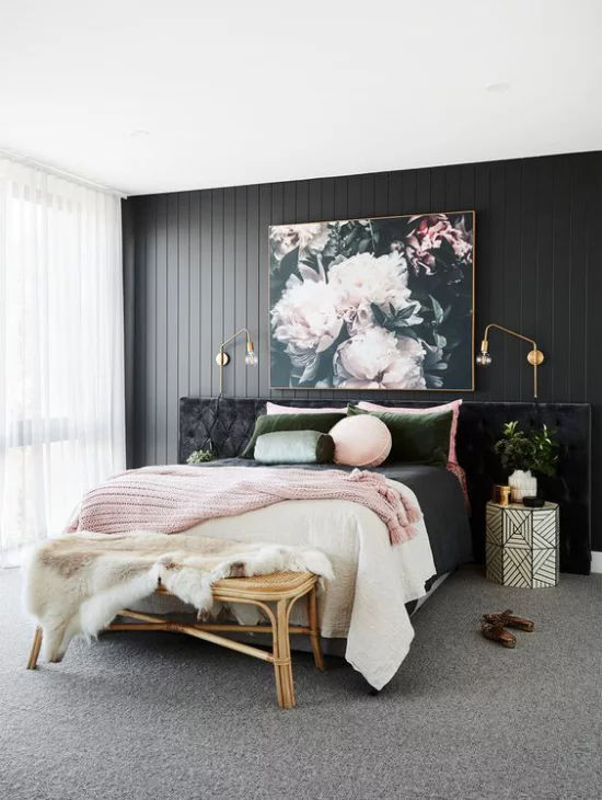 Schlafzimmer Ideen in Schwarz und Rosa dunkle Wand bequemes Bett schwarz-weiße Tagesdecke rosa Strickdecke Wandbild rosa Blüten
