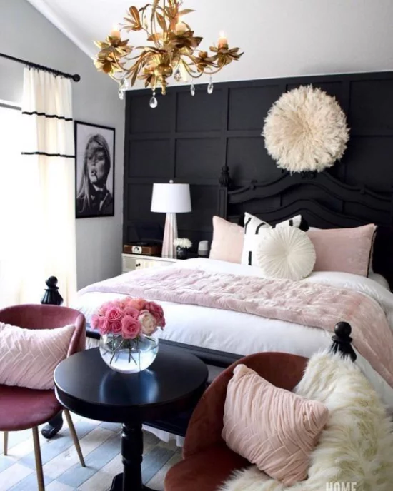 Schlafzimmer Ideen in Schwarz und Rosa dunkle Wand großes bequemes Bett rosa und weiße Bettwäsche Wandbild