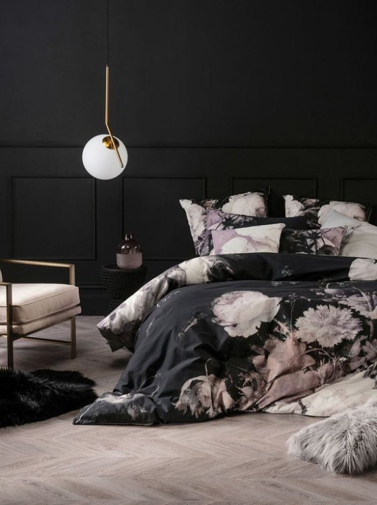 Schlafzimmer Ideen in Schwarz und Rosa dunkles Interieur weiße Lampe niedriges Bett Tagesdecke Blütenmuster stilvoll mystisch zugleich