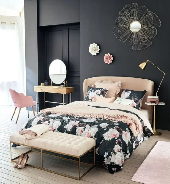 Schlafzimmer Ideen in Schwarz und Rosa elegantes Bett Bettdecke im Blütenmuster dunkle Wand