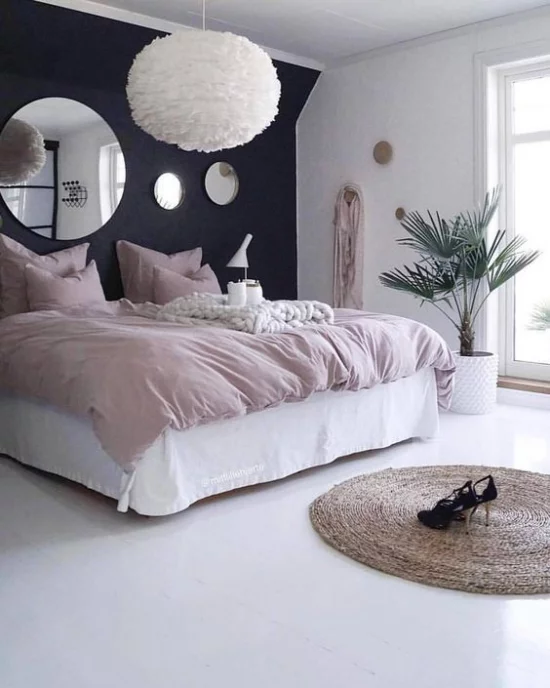 Schlafzimmer Ideen in Schwarz und Rosa großer heller Raum weißer Bodenbelag Rose Quartz