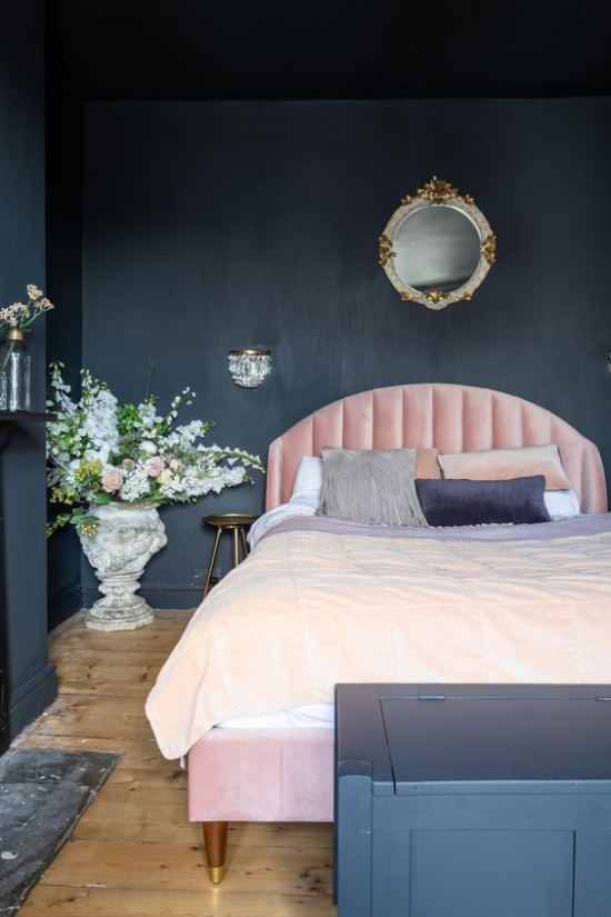 Schlafzimmer Ideen in Schwarz und Rosa rosafarbene Polsterung Bett aus hellem Holz