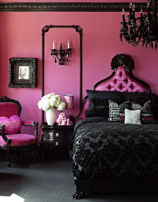 Schlafzimmer Ideen in Schwarz und Rosa verspieltes Raumdesign grelles Pink schwarze Bettwäsche mystisch