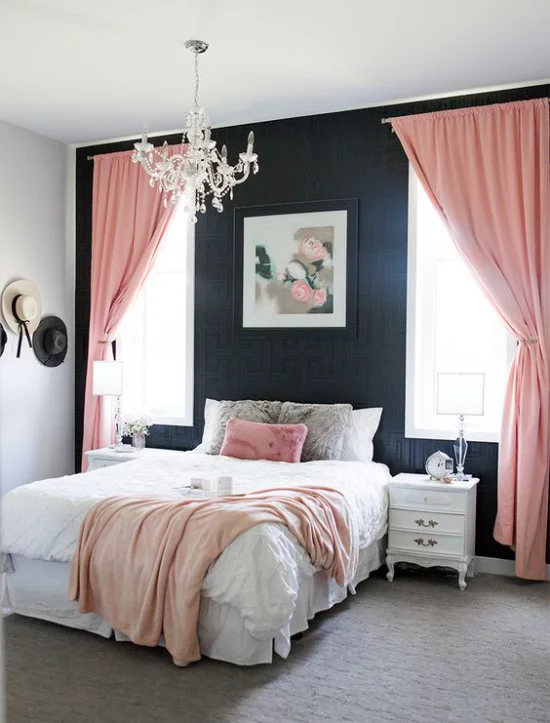 Schlafzimmer Ideen in Schwarz und rosa großes helles Zimmer rosafarbene Fenstergardinen bequemes Bett dunkle Wand