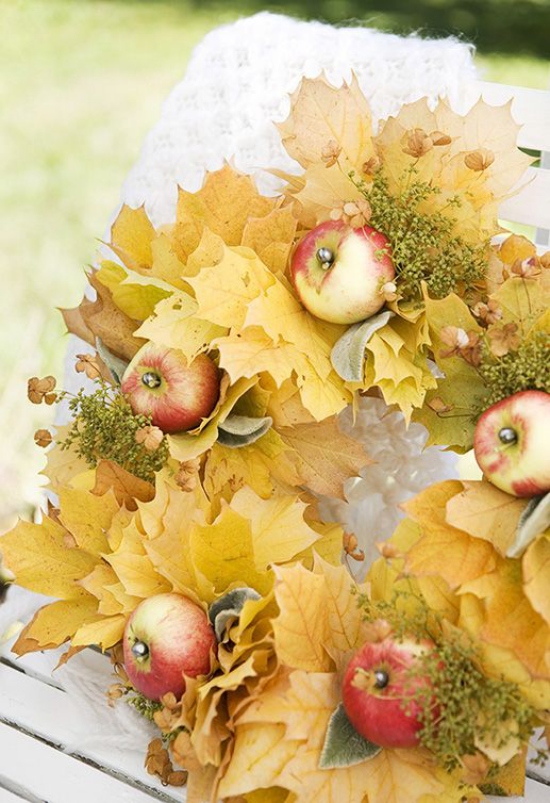 Türkranz mit Äpfeln basteln gelbe Äpfel gelbe Herbstblätter Kranz auf dem Tisch