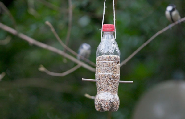 Vogelfutterspender selber bauen Plastikflasche Vogelstangen