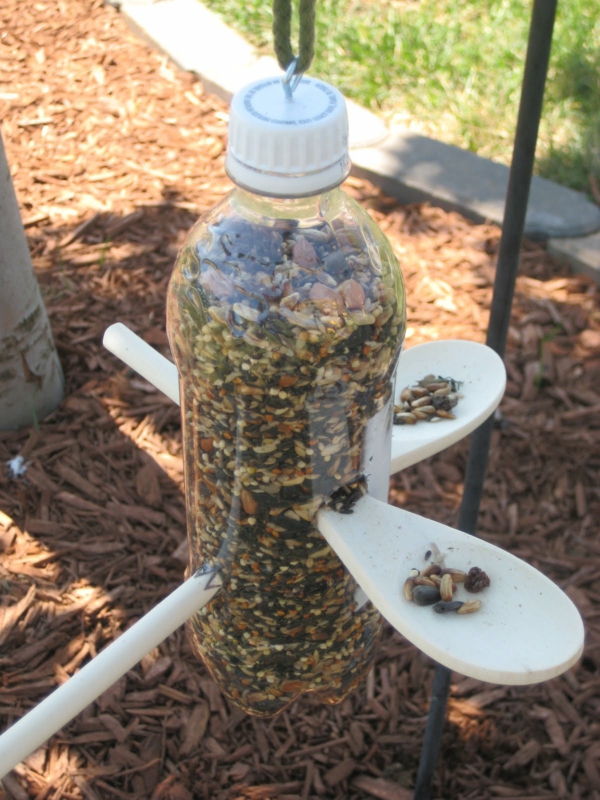 Vogelfutterspender selber bauen Plastikflasche wiederverwenden Holzlöffel