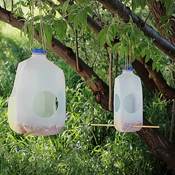 verschiedene Plastikflaschen recyceln und sie in Vogelfutterspender verwandeln clevere DIY Idee 