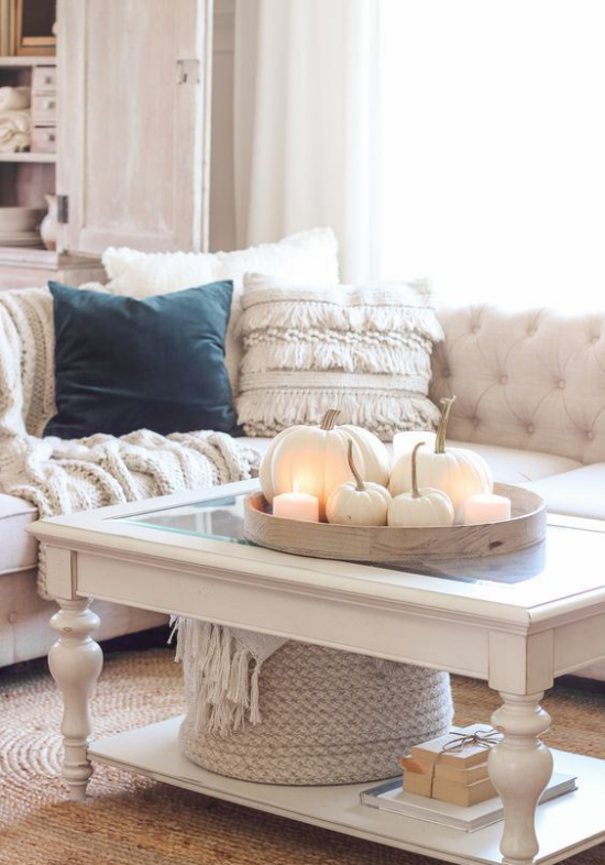 Weiße Kürbisse herbstliche Tischdeko helles gemütliches Wohnzimmer Kaffeetisch Kürbisse weiße Kerzen