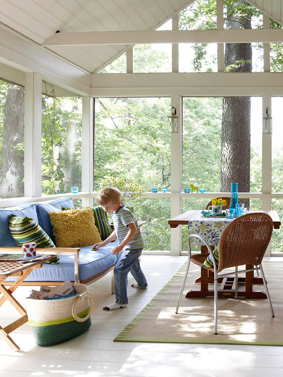 Wintergarten zum Kuscheln Kind einfache Einrichtung Sofa Tisch Stuhl viel Sonne gemütliche Atmosphäre