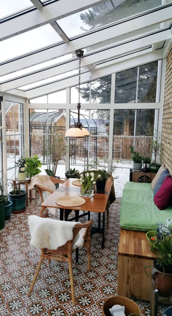 Wintergarten zum Kuscheln alte Möbel Bodenmosaik Sofa Tisch Topfpflanzen