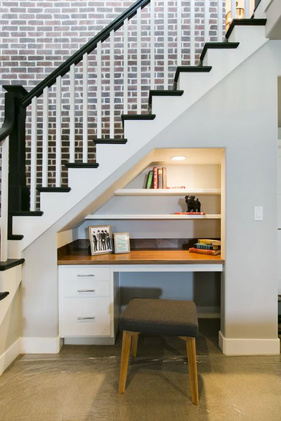 Arbeitsecke unter der Treppe clevere Gestaltungsidee auf wenig Platz integrierte Deckenbeleuchtung