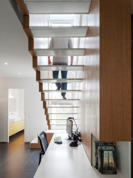 Arbeitsecke unter der Treppe – clevere Gestaltungsmöglichkeiten für ein