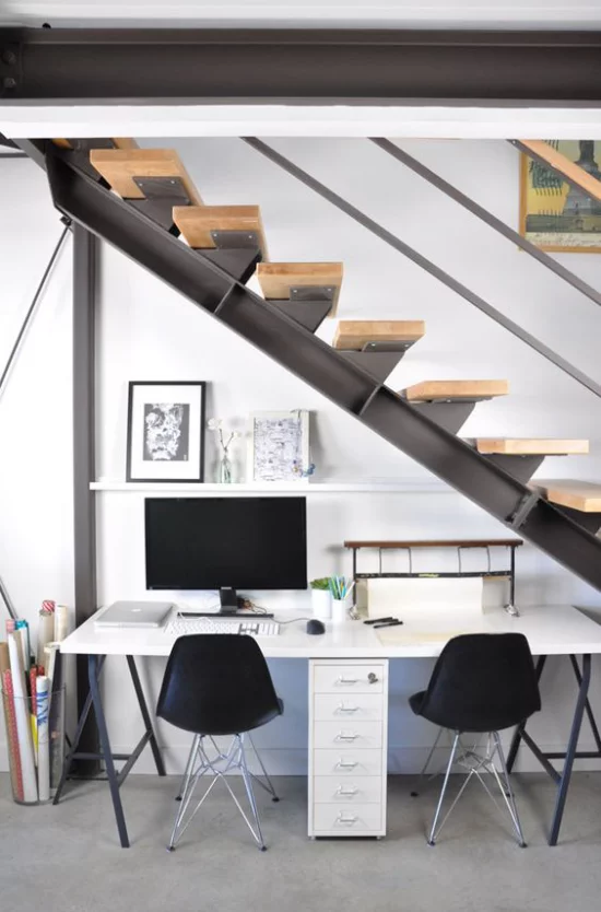 Arbeitsecke unter der Treppe schicke Raumgestaltung modern praktisch ansprechend PC zwei Stühle