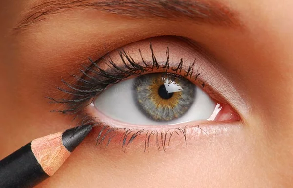 Wimpertusche für die unteren Wimpern verwenden Augen größer schminken Tipps Augen vorheben