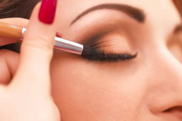 lange Winmpern Augen größer schminken Tipps für Eyeliner auftragen 