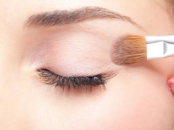 Augen größer schminken Tipps hellen Lidschatten auftragen perfektes Make-up erreichen