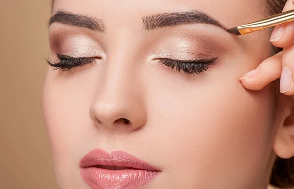 perfektes Make-up Augen größer schminken Tipps richtig schminken schön und jung aussehen 