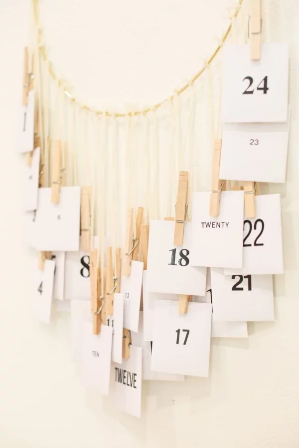 Ausgefallene Adventskalender selber basteln – Ideen und Anleitungen hängender kalender briefe schön