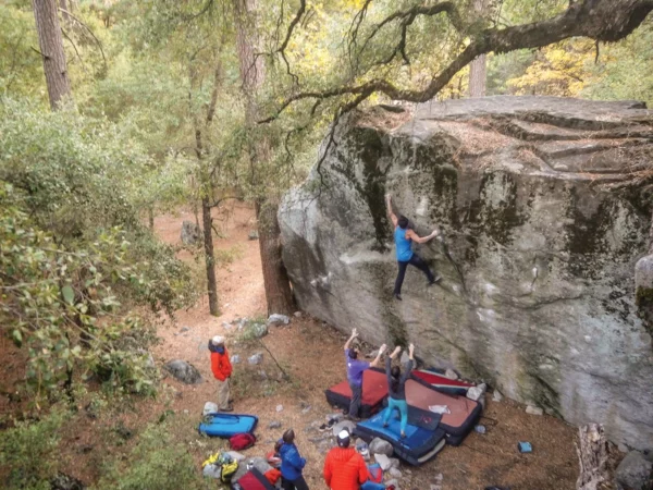 Bouldern Klettern im Freien ohne Seil