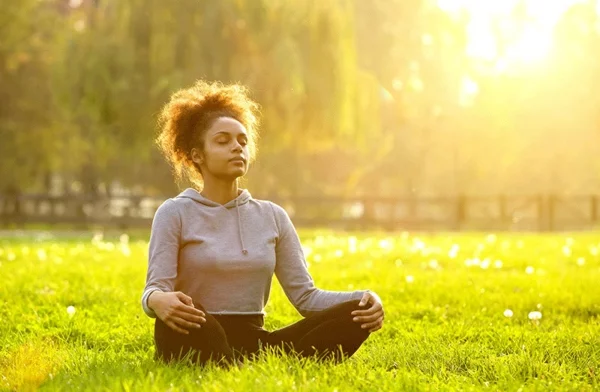 Chakra Meditation praktizieren im Freien Tipps