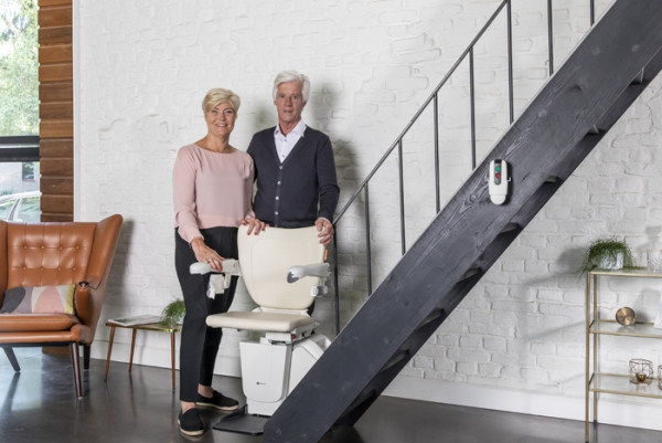 Der Treppenlift – wichtige Vor- und Nachteile, die Sie vor dem Kauf kennen sollten stuhl für hohe treppen senioren