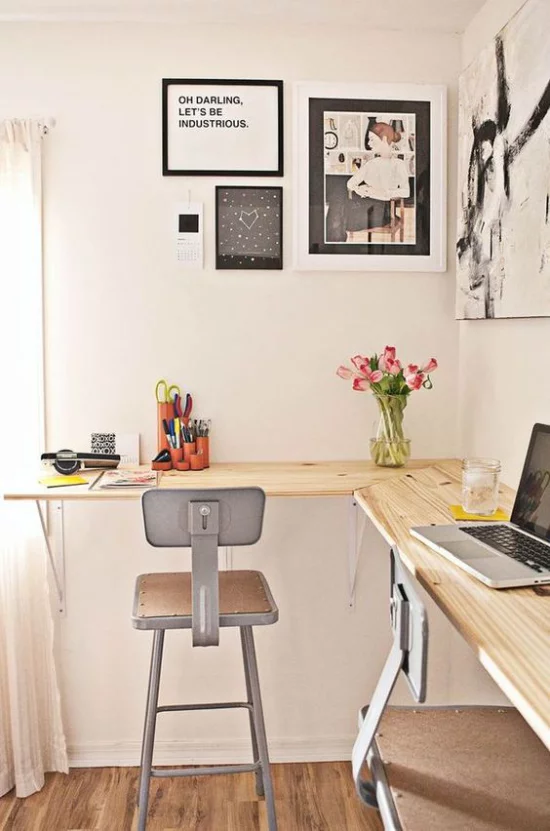 Eckschreibtisch einfaches Homeoffice minimalistisch gestaltet Platz für zwei Personen