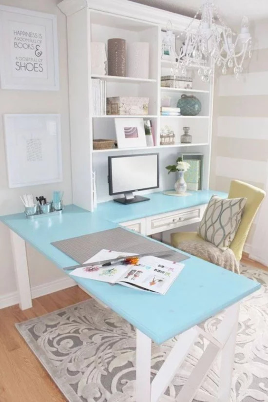 Eckschreibtisch modernes Homeoffice ein cooler Schreibtisch in Hellblau