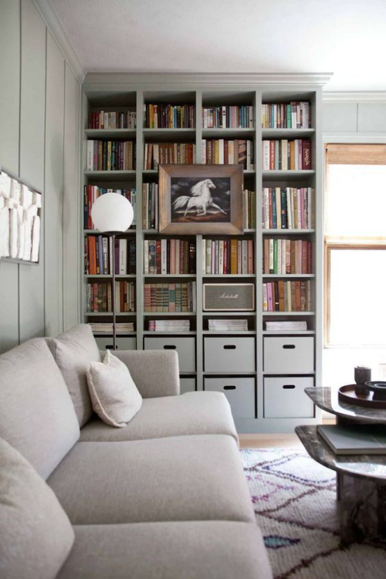 Eingebaute Bücherregale im Wohnzimmer in der Ecke neben dem Fenster Bücher ein Bild