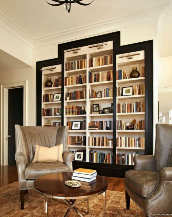 Eingebaute Bücherregale verschiedene Höhe schwarzer Rahmen integrierte Lichter Hingucker im Raum