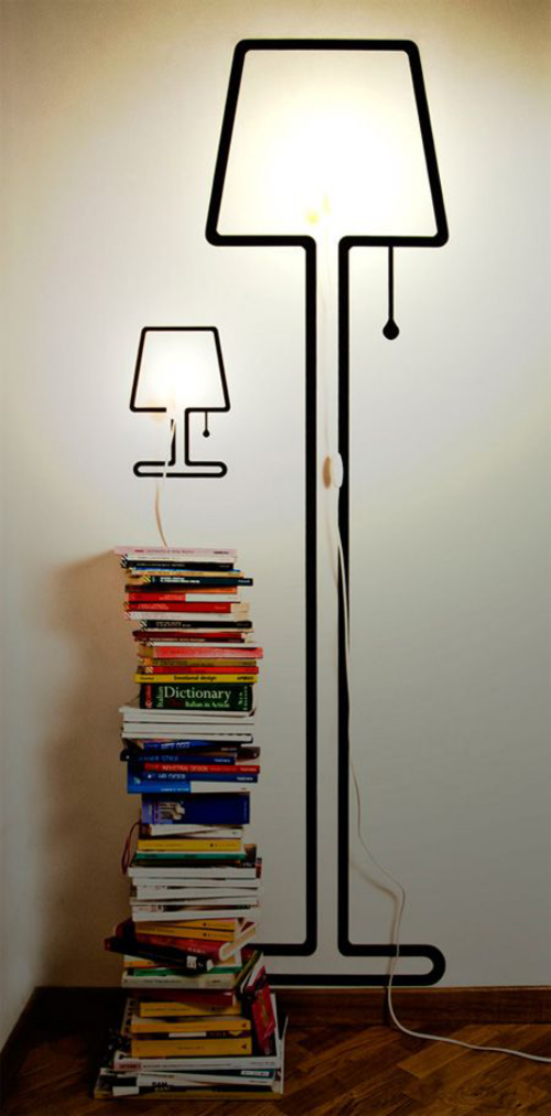 Extravagante Wandleuchten eingebaute Lichter schwarze Lampenrahmen gestapelte Bücher