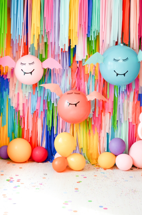 Fledermaus basteln mit Kindern zu Halloween – 50 bezaubernde Ideen und Anleitungen bunte ballons fledermäuse party deko