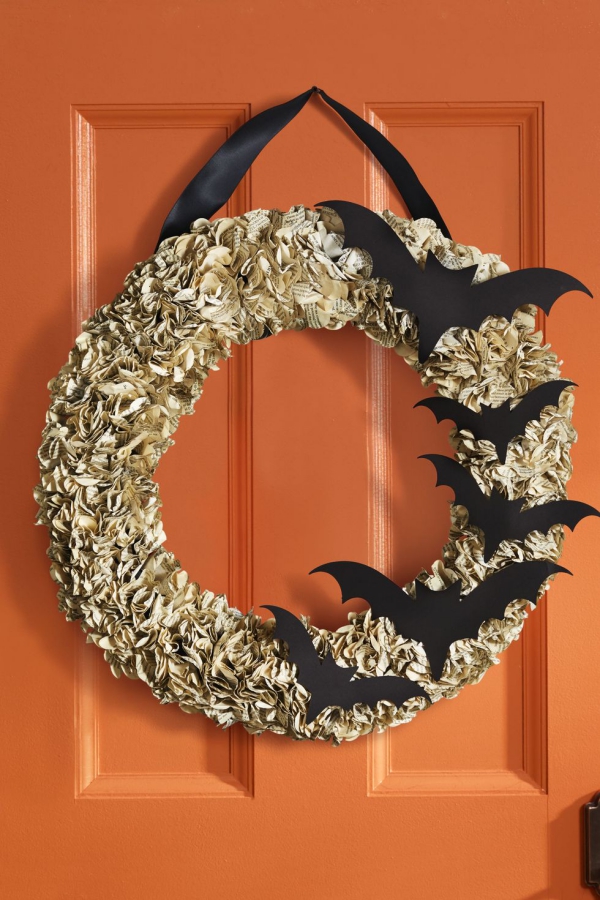 Fledermaus basteln mit Kindern zu Halloween – 50 bezaubernde Ideen und Anleitungen halloween kranz mit fledermäusen türkranz