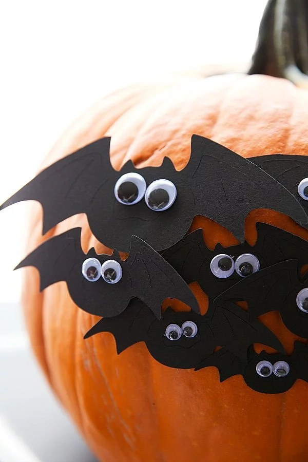 Fledermaus basteln mit Kindern zu Halloween – 50 bezaubernde Ideen und Anleitungen kürbis deko ideen wackelaugen