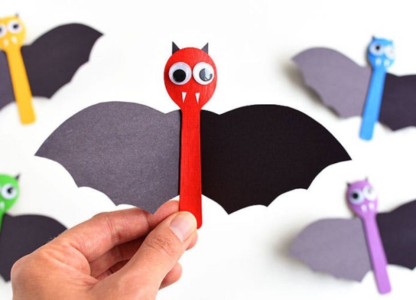 Fledermaus basteln mit Kindern zu Halloween – 50 bezaubernde Ideen und Anleitungen löffel deko kinder spielzeug