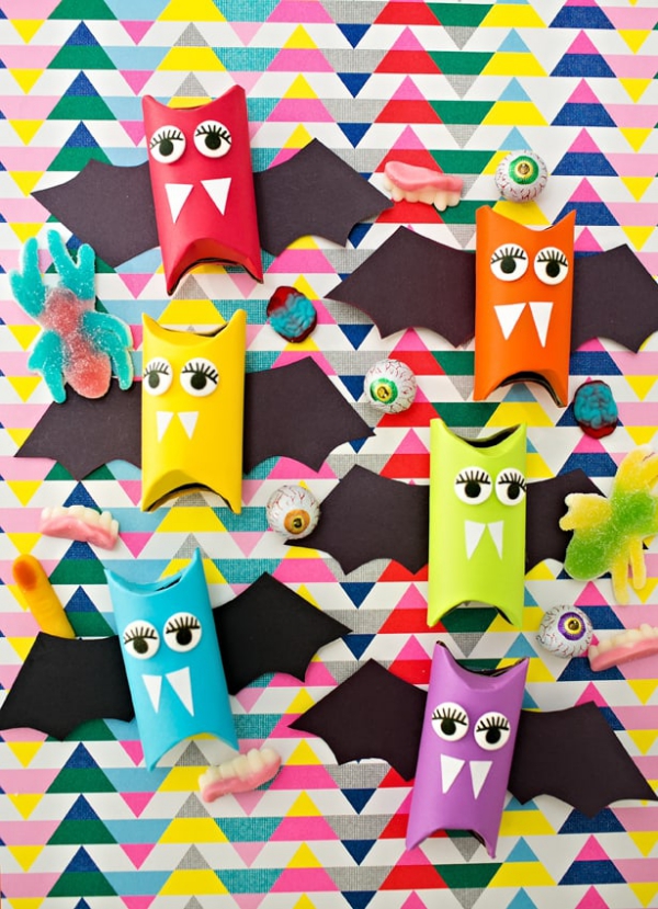 Fledermaus basteln mit Kindern zu Halloween – 50 bezaubernde Ideen und Anleitungen regenbogen feldermäuse bunt niedlich papprollen
