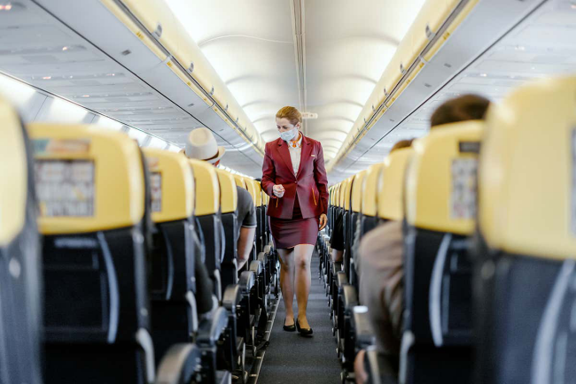 Fliegen während Corona Stewardess im Flugzeug kein Bordservice mehr auf Kurzstreckenflügen