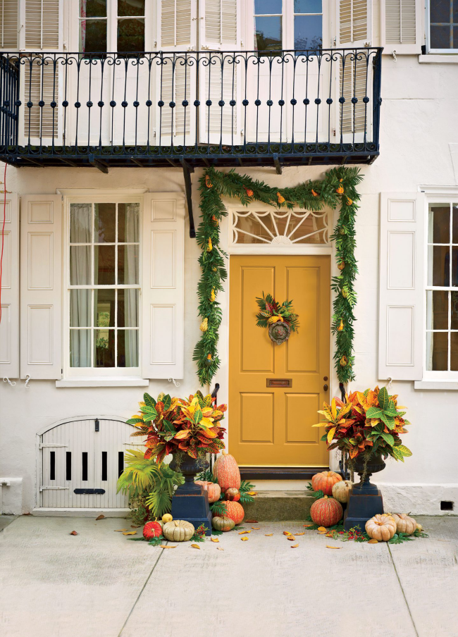 Herbstdeko für draußen Haus im modernen Stil zitronengelbe Tür simpler Schmuck sehr einladend wirken